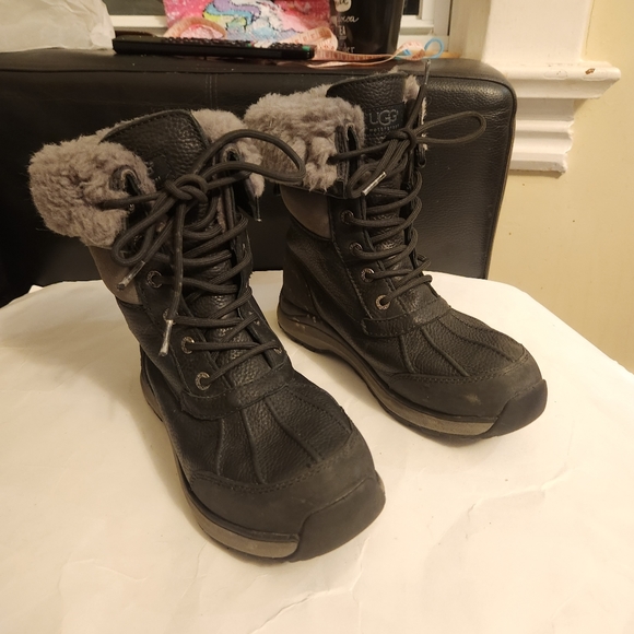 UGG Women's Adirondack III Boots in Black size 7.5 in VGUC - Picture 3 of 9
